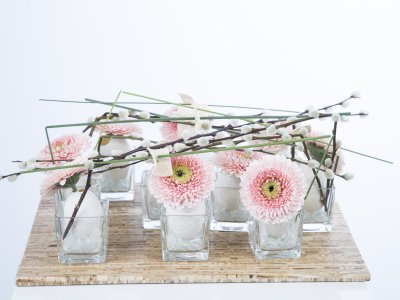 Roze gerbera's voor een vrolijke Paastafel
