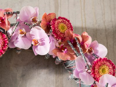 Rouwkrans van zwart papier - close up