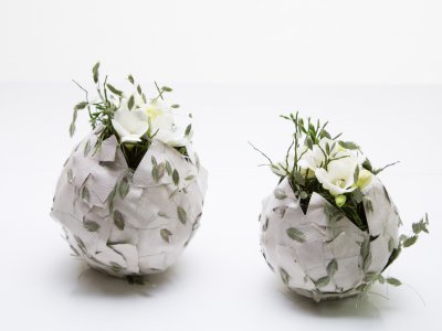 Zelf gemaakte ballonnenvaasjes met Freesia 