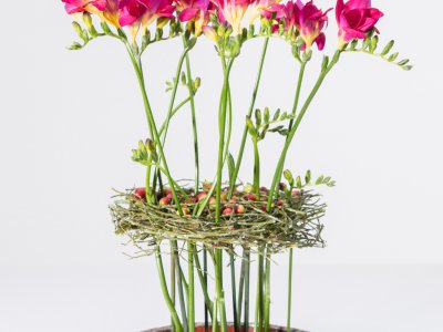 Staand bloemwerk met Freesia's 