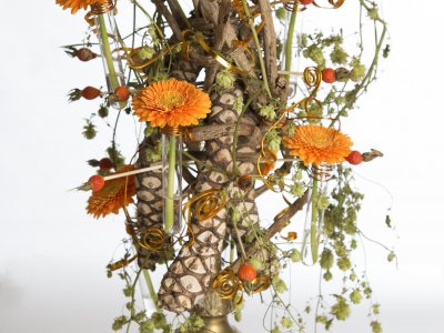 Weelderige constructie met Gerbera's