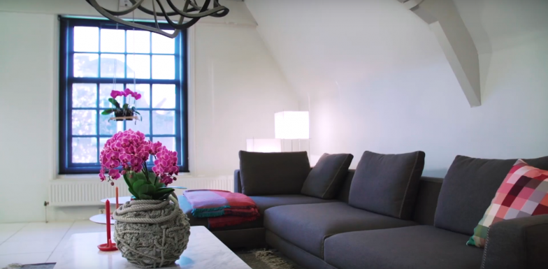 Een kleurrijke woonkamer met orchideeën