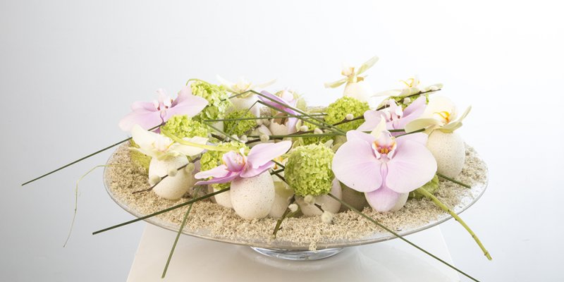 Pim van den Akker met roze orchideeën