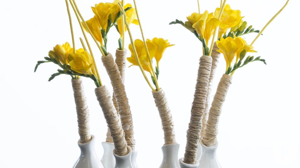Freesia design geel met witte vaasjes totaal