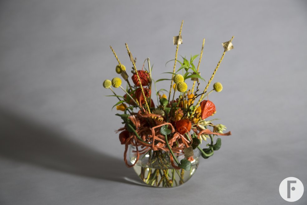 autumn flower design craspedia ceropegia and physalis Roos van Unen Flower Factor