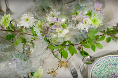 Feestelijke tafelaankleding met Baltica chrysanten